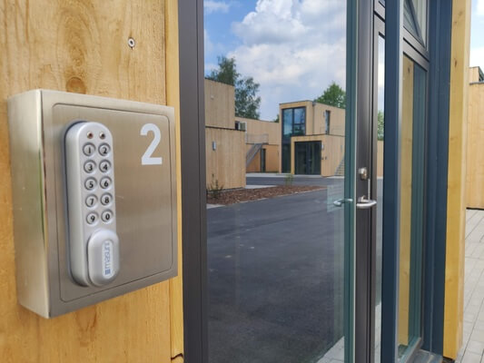 Vom möblierten Apartment, über das Monteurzimmer bis hin zum Boardinghouse – Wie smarte Anbieter die Schlüsselübergabe flexibel, automatisiert und kontaktlos gestalten