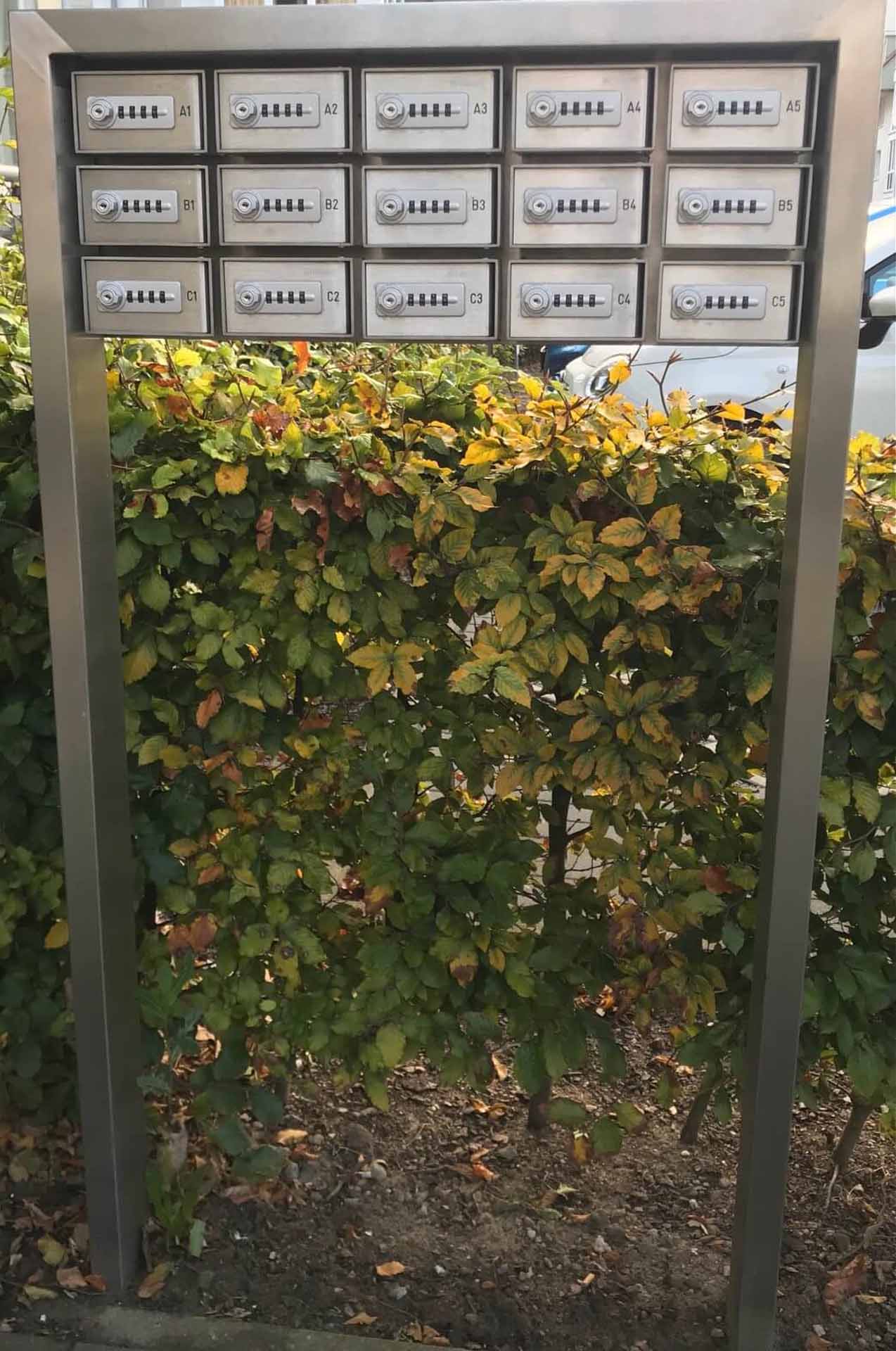 Nahansicht-von-Frau-Radema masunt key deposit box wall for standalone outdoor installation I Individual deposit box placement (AISI 316)